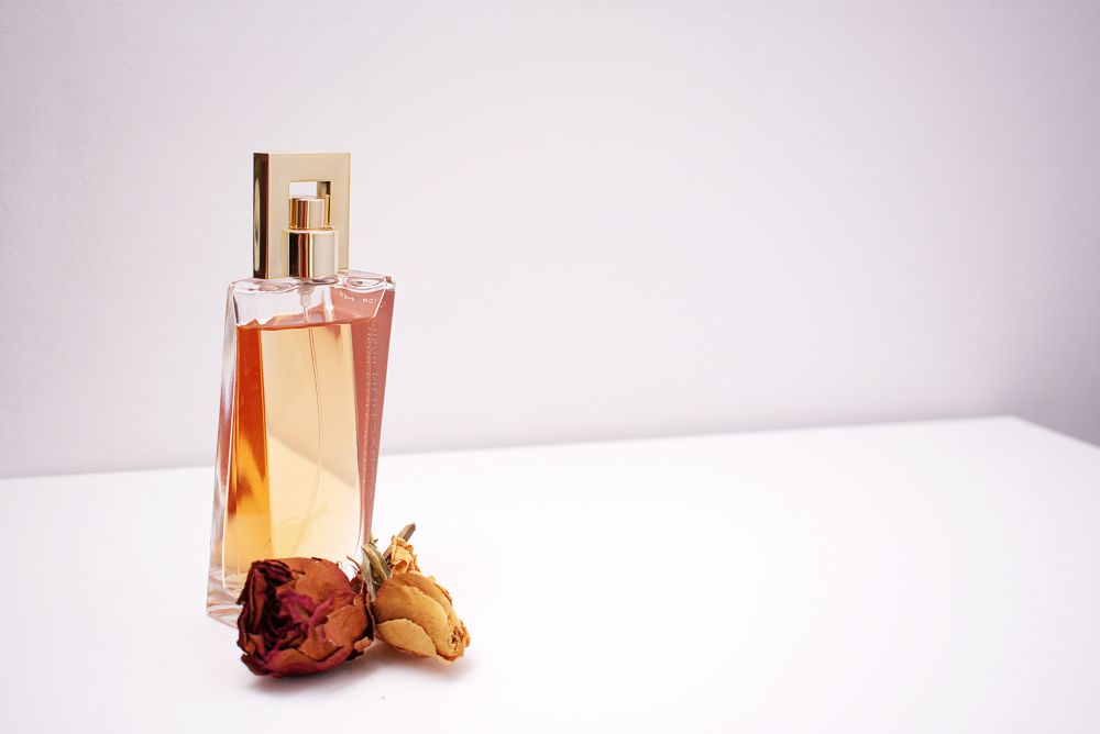 Czy wiesz, ile kwiatów potrzeba do wyprodukowania jednego flakonika perfum? Jak branża perfumeryjna wpływa na środowisko