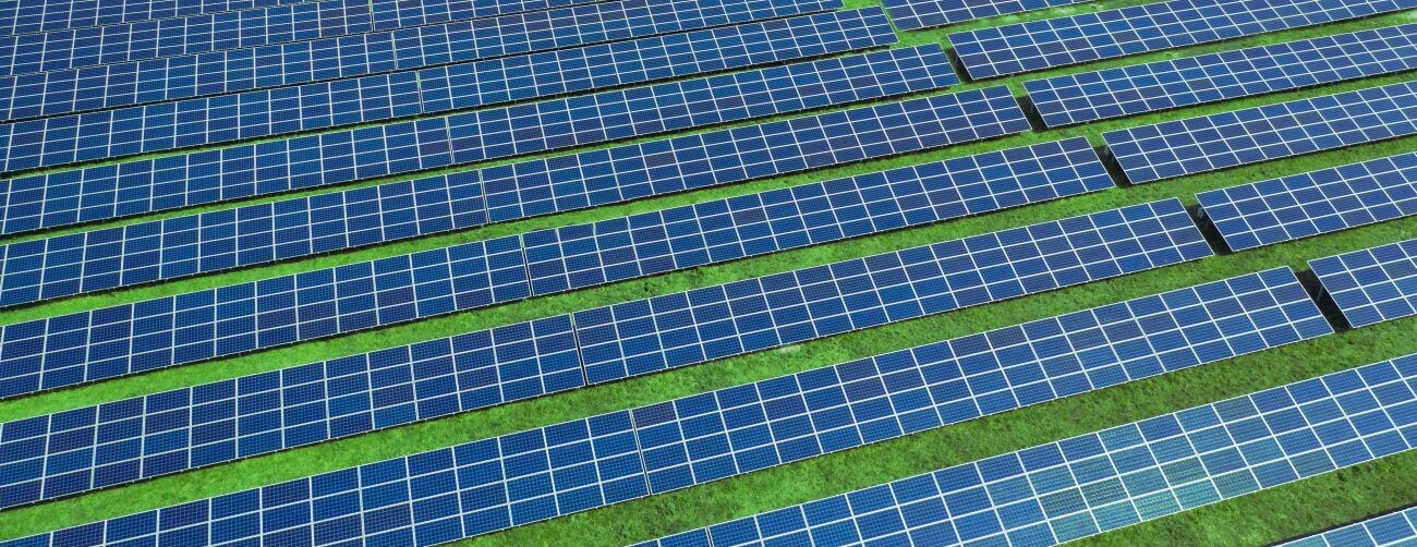 Dach z paneli fotowoltaicznych – czy warto inwestować w dachy solarne?