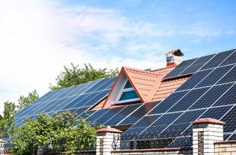 panele fotowoltaiczne na dachu domu jednorodzinnego