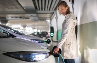 Ładowanie samochodu elektrycznego w bloku