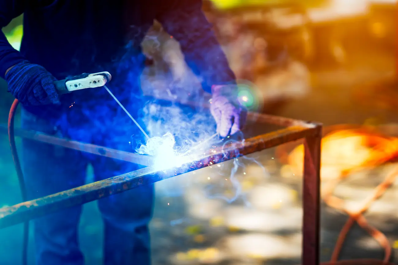 Emisja gazów i pyłów w warsztacie – kto musi uzyskać pozwolenie?