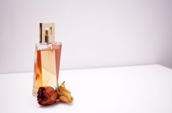 Czy wiesz, ile kwiatów potrzeba do wyprodukowania jednego flakonika perfum? Jak branża perfumeryjna wpływa na środowisko
