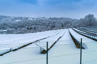 Fotowoltaika zimą – jaka jest wydajność paneli fotowoltaicznych w okresie zimowym oraz ile prądu produkują? 