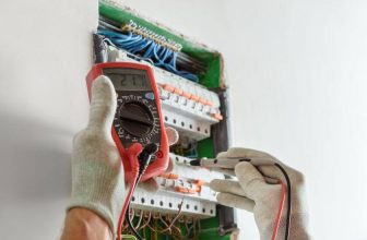 Jak obliczyć cenę kilowata? Sprawdź, co składa się na rachunek za prąd