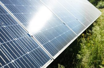 Prosument z instalacją fotowoltaiczną. Kim jest prosument i czy opłaca się nim zostać? 