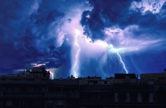 Wyłączenie prądu podczas burzy – praktyczne wskazówki na złą pogodę